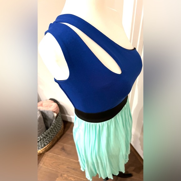 Venus Dress Sz Small - Picture 4 of 8